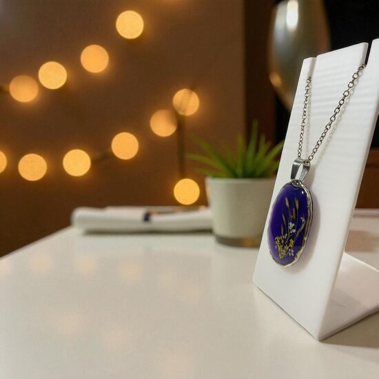 Violets, krāsu mainošs kulons